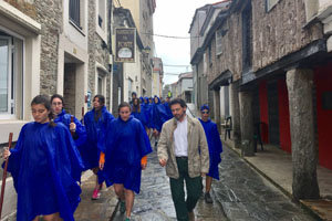 Miranda y los jóvenes, durante un tramo del Camino en Arzúa.