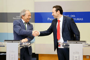 Wenceslao López y Guillermo Martínez tras la firma del convenio.