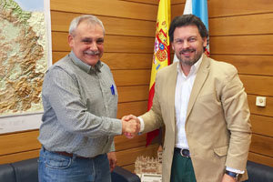 Manuel Pérez Vidal y Antonio Rodríguez Miranda se estrechan la mano durante su encuentro.