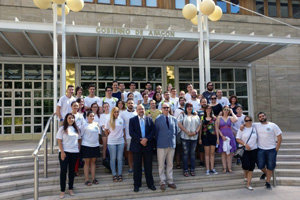 Los dirigentes del Gobierno de Aragón con los jóvenes asistentes al Encuentro.