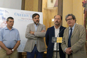 Juan Manuel Bonet –1º dcha.– y Emilio Bascuñana –2º dcha.–, en la casa consistorial del municipio alicantino donde nació Miguel Hernández.