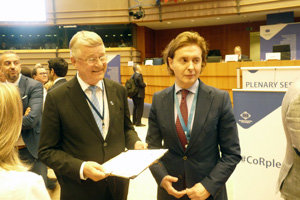 Jesús Gamallo, junto a Markku Markkula, tras la entrega del documento.