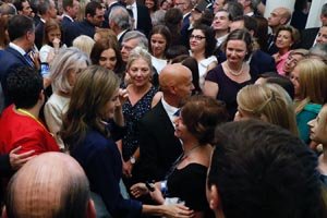 Doña Letizia conversa con algunos de los asistentes a la recepción.