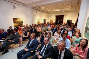La sala principal llenó su aforo y parte del público siguió el acto por circuito de televisión.