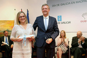 La secretaria de Estado de Economía, Irene Garrido, con el vicepresidente, Alfonso Rueda, que le entregó el diploma.