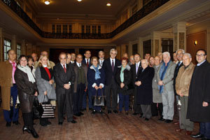 El embajador Santodomingo posa junto a los dirigentes de la Federación de Sociedades Españolas, en su visita al edificio de la Sociedad Patriótica Española.