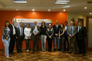 Parte de la Junta Directiva de Cavespa junto al comisario.
