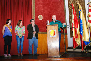 El padre del año, junto al presidente del Centre Català, la pubilla y la madre del año.