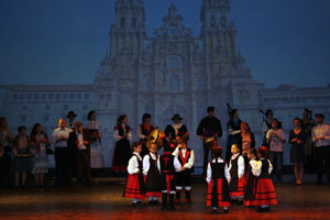 Actuación del grupo de baile de los más pequeños en el marco de la gala en el Teatro Avenida.