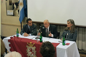 Manuel Díez Selva y Carlos Ricardo Ceccherelli, durante la conferencia, junto a la presidenta de la Comisión de Cultura de la Federación de Sociedades Castellanas y Leonesas de Argentina, Liliana Fuentes Astorga.
