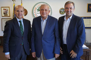 De izda. a dcha., Ramón Moreno, Tomás Regalado y Juan José Núñez, durante el encuentro en Miami.