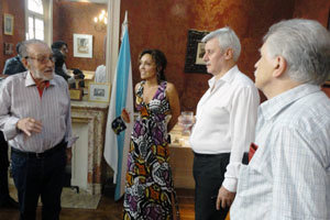 Raposo Varela recorre la sede de la asociación junto a directivos de la casa.