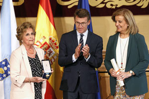 La viuda de Fernando Amarelo de Castro recibió la medalla de manos de Fátima Báñez y en presencia de Feijóo.