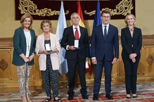 La viuda de Amarelo y Miras Portugal posan junto a Báñez, Feijóo y Del Corral.