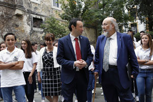 Guillermo Martínez conversa con Aurelio González, en presencia de Begoña Serrano y los jóvenes.