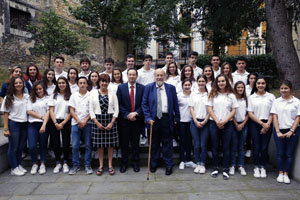 Los dirigentes del Gobierno asturiano posan con los jóvenes de Así es Asturias.