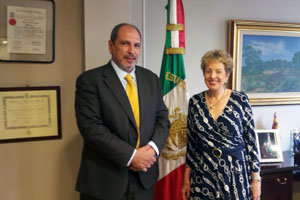 José María Benarroch y la embajadora Lajous, durante su encuentro.