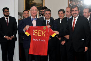 De izda. a dcha, Carlos Robles; el cónsul general, Juan Carlos Sánchez; el gerente de Unión Española, Santiago Perdiguero; y Francisco Ceresuela, en la entrega de la camiseta al embajador.