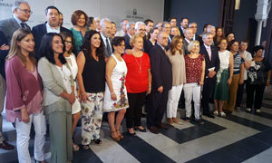 La presidenta de la Junta posa junto al grupo de asistentes al acto.