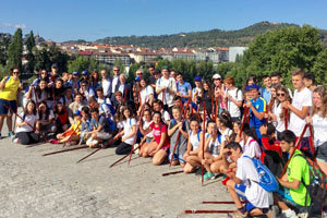 Rueda, Miranda y el resto de autoridades, junto a los jóvenes en un descanso del Camino.