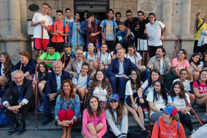 Los dirigentes de la Xunta posan junto a los jóvenes en la puerta del Ayuntamiento de Ourense.