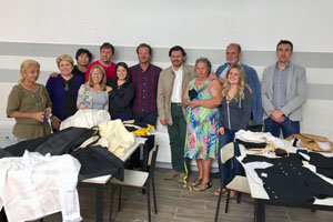 Miranda y el personal de Emigración posan con los asistentes al taller de confección de traje tradicional gallego.