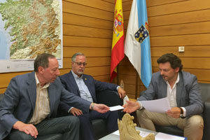 Antonio Rodríguez Miranda –1º dcha.–, durante la reunión con Florencio Gulías -centro–.