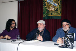 De izda. a dcha., Ruy Farías, Manuel Corral Vide y Francisco Lores, durante la presentación del libro, en la Federación de Asociaciones Gallegas de Argentina.