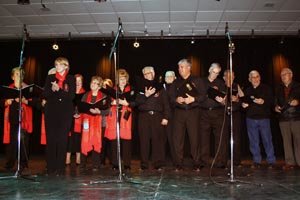 Coro del Centro Betanzos, dirigido por la profesora Graciela Pereira.
