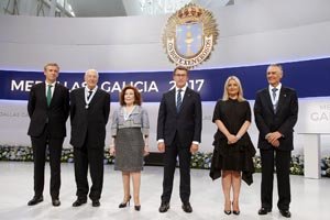 El presidente Feijóo y el vicepresidente Rueda posan junto a los galardonados.