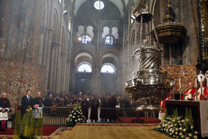 El tradicional vuelo del botafumeiro, durante la Ofrenda del Apóstol.