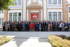 La autoridades y los directores del Cervantes posan antes del inicio de la Reunión Anual.