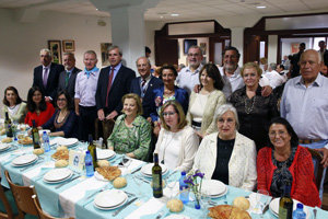 Rafael de la Sierra, junto a directivos del Centro y asistentes a la comida de hermandad.