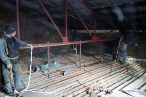 Unos operarios trabajan en las obras que se están realizando en el teatro.
