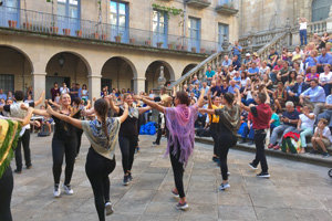 Autoridades y público en general presencian una demostración de baile.