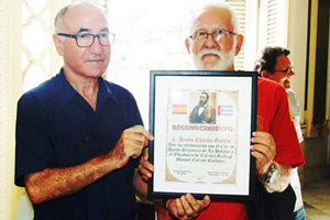Jesús Chacón –a la dcha.– recibe el reconocimiento de manos de Manuel Álvarez Fuentes.
