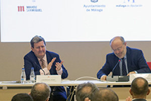 Juan Manuel Bonet –a la izda.– y Fernando García Casas, durante el acto de clausura.