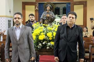 Dirigentes de la asociación Caballeros de Santiago portan la imagen del Apóstol antes de la misa del día 25.