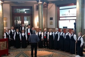 El Coro Polifónico del Centro Gallego interpreta los himnos de Argentina y Galicia.