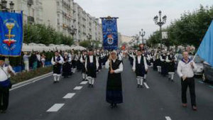 Un momento del desfile por el Paseo de Pereda.