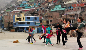 Los jóvenes cooperantes trabajando con los niños de Lurigancho.