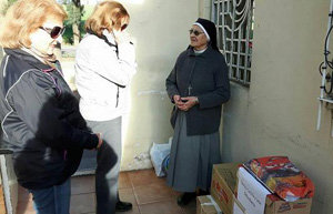 Un momento de la entrega a la misioneras de Don Orione.