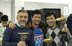 El equipo ganador posa con sus trofeos.