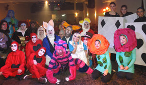 Elenco de ‘Alicia en el País de las maravillas’, tras el estreno de la obra en la Sociedade Galega de Arantei, Vilamarín e A Peroxa.