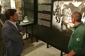 Miranda, durante su visita al Centro de Interpretación Arqueológico de San Cibrao de Las.