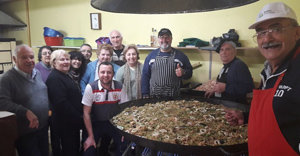 Un momento de la preparación de la paella.