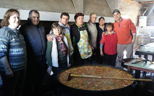 Un momento de la preparación de la paella.