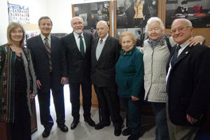 Mira de Lema, con miembros de la Casa de España.