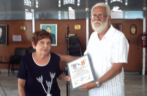 Esperanza Uz recibe el reconomiento como Presidenta de Honor de manos de Manuel Álvarez.