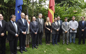 El embajador de España, acompañado de sus colaboradores, embajadores europeos e iberoamericanos, representantes de la Asamblea Nacional, y ciudadanos venezolanos, durante el minuto de silencio en honor de las víctimas del atentado.
